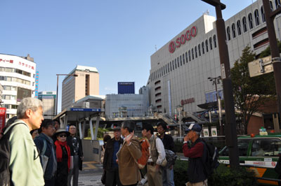 駅前で説明を聞いてます